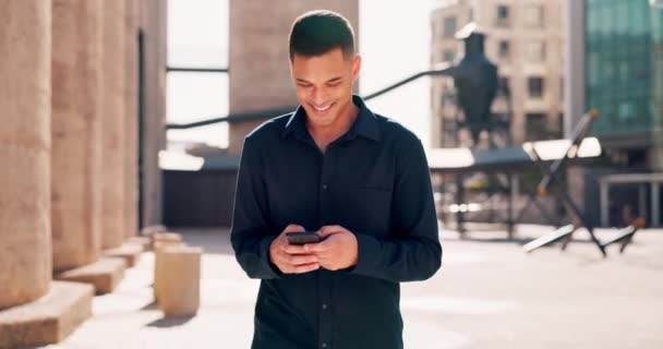 Місто Телефон Людина Ходять Під Час Введення Повідомлень Електронної Пошти — стокове відео