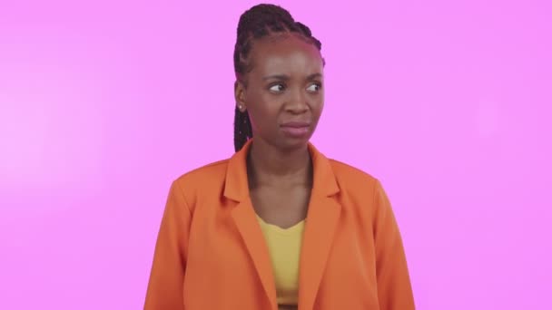 Confundido Pensando Una Mujer Negra Rascándose Cabeza Estudio Sobre Fondo — Vídeos de Stock