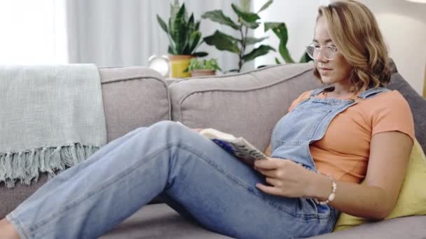 Γυναίκα Ανάγνωση Και Βιβλίο Για Σπίτι Καναπέ Για Χαλαρώσετε Μάθουν — Αρχείο Βίντεο