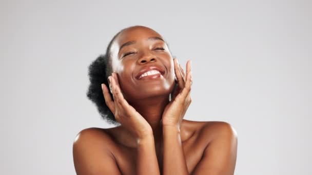 Ομορφιά Πορτραίτο Και Μαύρη Γυναίκα Λάμψη Από Skincare Απομονωμένη Γκρι — Αρχείο Βίντεο