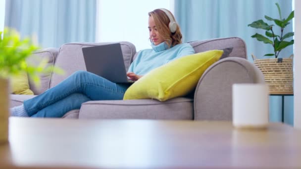 Laptop Couch Und Kopfhörer Asiatischer Frauen Beim Tippen Online Karriererecherche — Stockvideo