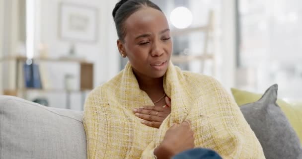 Mulher Negra Sofá Doente Tosse Com Cobertor Frio Isolamento Devido — Vídeo de Stock