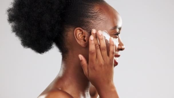 Cara Cuidados Com Pele Mulher Negra Feliz Com Creme Estúdio — Vídeo de Stock