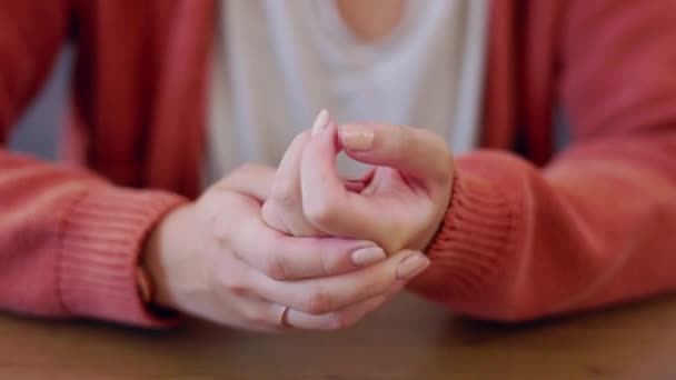 女性的手 焦虑或压力都与心理健康问题或抑郁症有关 紧张的人在考虑虐待 问题或错误时 会折断指关节或手指 — 图库视频影像