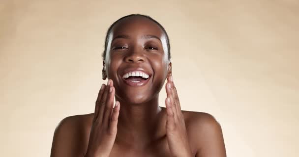 Facial Beleza Tratamento Com Uma Mulher Negra Rindo Estúdio Fundo — Vídeo de Stock