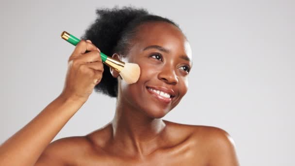 Maquiagem Rosto Mulher Negra Feliz Com Escova Estúdio Isolado Fundo — Vídeo de Stock