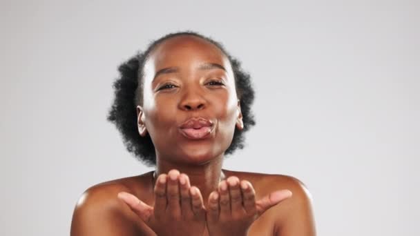 Πρόσωπο Περιποίηση Δέρματος Και Μαύρη Γυναίκα Φιλιούνται Στο Στούντιο Απομονωμένη — Αρχείο Βίντεο