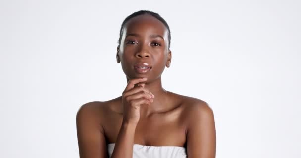 Zwarte Vrouw Gezicht Denken Aan Huidverzorging Met Schoonheid Huidgloed Cosmetische — Stockvideo