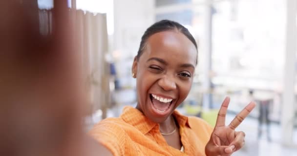 自私自利 在办公室的黑人女性的微笑和面容 在工作场所的情绪激动 滑稽和滑稽的表情 公司员工和快乐女性的肖像为专业社交媒体拍照 — 图库视频影像