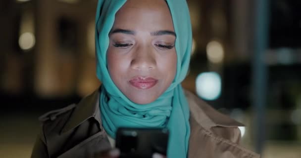 Night Islamic Woman City Cellphone Typing Traveling Connection Lights Nodding — Stock Video