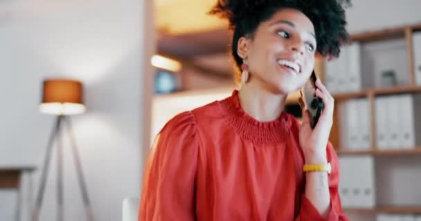 电话和工作场所的黑人妇女 联系和沟通 非洲裔美国女雇员 领导人和快乐的企业家 拥有智能手机 对话或计划的时间表 — 图库视频影像