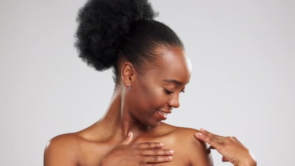 여자는 피부에 접촉하여 부드럽고 질감을 느낀다 아프리카 스튜디오 배경에 빛나는 — 비디오