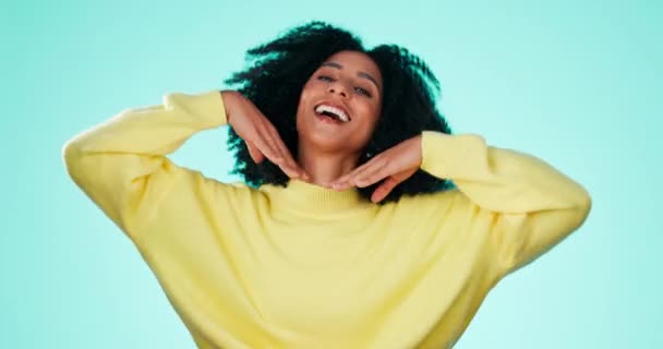 Mutlu Siyah Kadın Stüdyo Yüzü Gülen Poz Veren Doğal Afro — Stok video