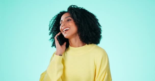 ハッピー 電話と黒の女性は青のスタジオの背景に興奮し 会話や女性 アフリカ系アメリカ人女性 スマートフォンとの話し合い コミュニケーション — ストック動画