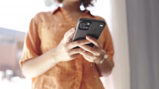 Телефон Друк Жіночі Руки Домашньої Мережі Язку Мобільного Додатку Або — стокове відео