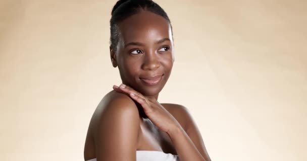 Cara Pensamiento Cuidado Piel Con Una Mujer Negra Maqueta Estudio — Vídeos de Stock