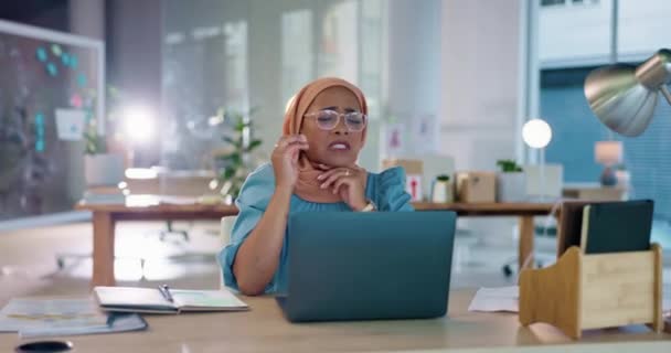 Bolest Hlavy Noc Notebook Muslimskou Ženou Úřadu Stresem Termínem Přepracované — Stock video