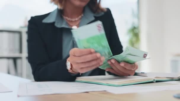 Tangan Uang Dan Keuangan Dengan Seorang Akuntan Wanita Menghitung Uang — Stok Video