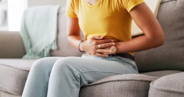 Smärta Menstruation Och Kvinnors Händer Magen Som Håller Magen Mot — Stockvideo