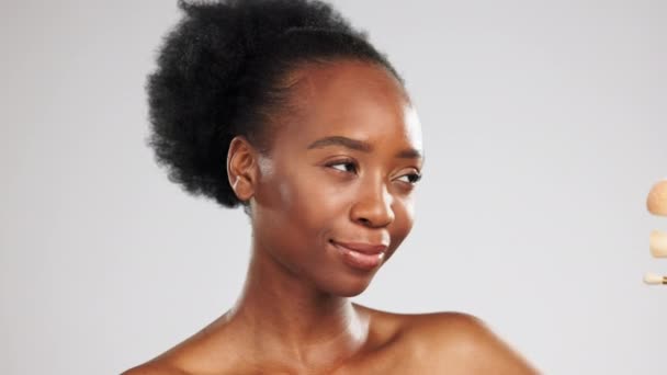 Gezicht Make Vrolijke Zwarte Vrouw Met Penselen Studio Geïsoleerd Een — Stockvideo