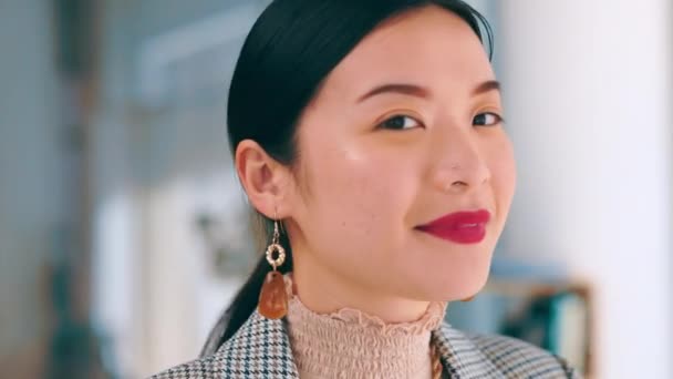 職場でのキャリアや仕事に誇りを持ってオフィスでアジアの顔 笑いとビジネスの女性 肖像画 上司と幸せ 面白いか自信を持って日本から女性起業家の成功の考え方と笑顔 — ストック動画