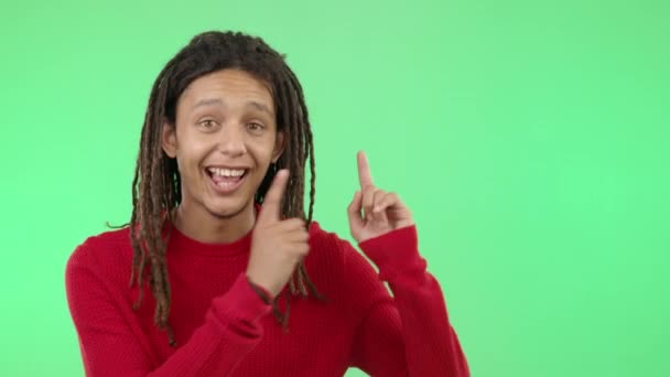 Tvář Mladého Muže Ukazuje Izolované Pozadí Studia Nebo Zelenou Obrazovku — Stock video