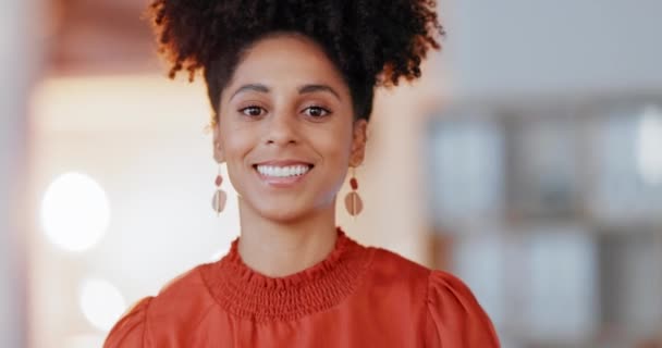 Zwarte Vrouw Bedrijfsportret Glimlach Van Een Leider Functie Voor Motivatie — Stockvideo