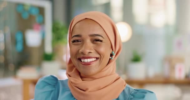 Cara Mujer Negocios Musulmana Planificación Oficina Carrera Feliz Mentalidad Profesional — Vídeos de Stock