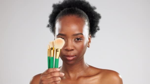 Rosto Maquiagem Mulher Negra Com Escovas Estúdio Isolado Fundo Cinza — Vídeo de Stock