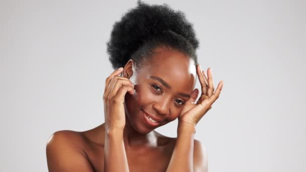 Huidverzorging Portret Zwarte Vrouw Raken Gezicht Geïsoleerd Een Grijze Studio — Stockvideo
