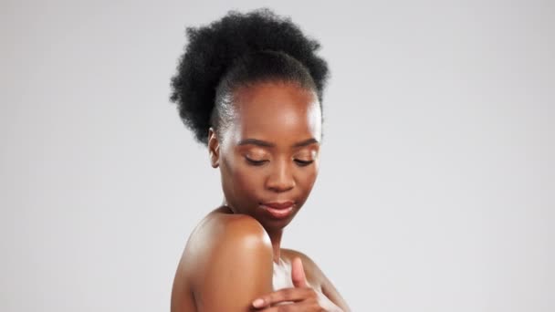 Zwarte Vrouw Huid Schoonheid Met Huidverzorging Cosmetica Gladde Spa Behandeling — Stockvideo