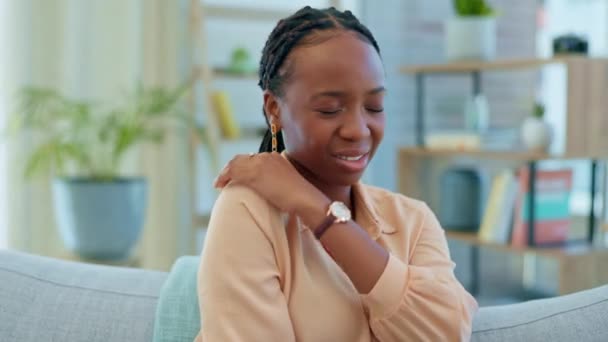 Mulher Negra Dor Escritório Ombro Músculo Cãibras Estresse Sofá Com — Vídeo de Stock