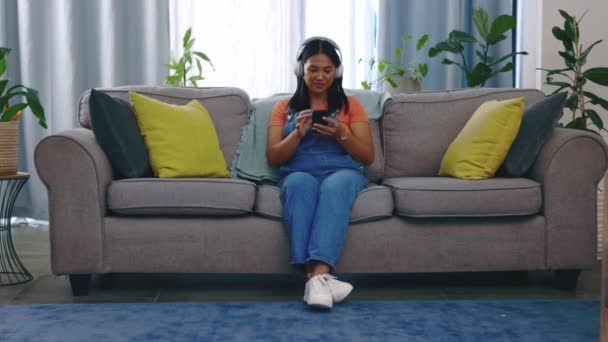 Música Relax Teléfono Con Mujer Sofá Para Streaming Aplicación Redes — Vídeos de Stock