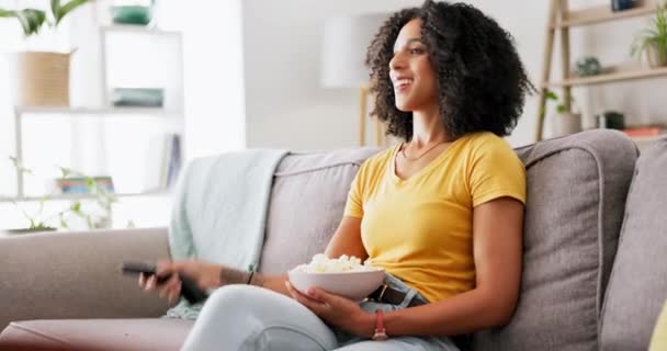 Mujer Negra Sofá Comer Palomitas Maíz Casa Sala Estar Con — Vídeo de stock
