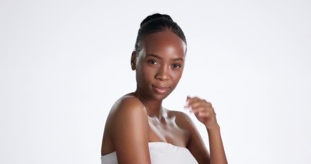 黑人女性 在肖像 手部和皮肤上为美的护肤护肤 在白色背景上被隔离 快乐和皮肤科的光芒伴随着化妆品护理 模拟空间和天然化妆品 — 图库视频影像