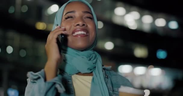 Chamada Telefônica Cidade Mulher Muçulmana Com Sorriso Noite Para Conversar — Vídeo de Stock