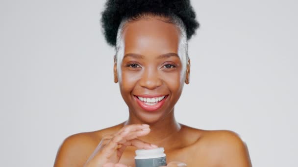 Cara Producto Cuidado Piel Con Una Mujer Modelo Negro Estudio — Vídeos de Stock