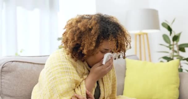 黑人妇女 在家里打喷嚏和组织感冒 医疗保健和病人与毛毯在客厅沙发上 非洲女孩 健康和安全 有吹鼻 卫生纸和沙发过敏 — 图库视频影像