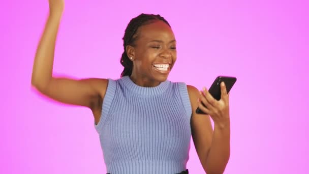 Siyah Kadın Telefon Dans Pembe Stüdyo Arka Planına Karşı Kazanma — Stok video