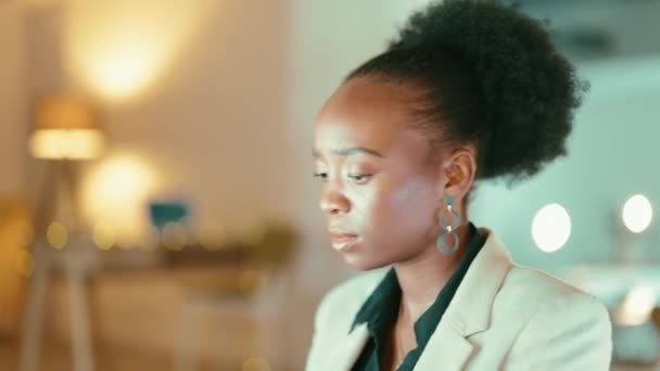 Telefoongesprek Onderhandeling Nacht Met Zwarte Vrouw Het Kantoor Voor Gefrustreerd — Stockvideo