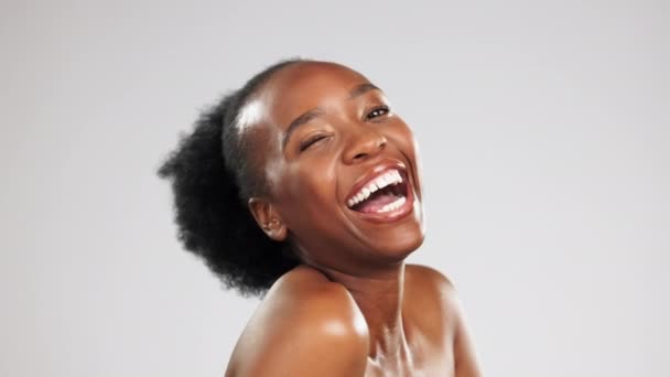Mujer Negra Cara Belleza Risa Cuidado Piel Felicidad Con Resplandor — Vídeos de Stock
