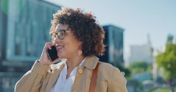 会話やビジネスの議論のために街の黒人女性 電話や笑顔を屋外で 幸せなアフリカ系アメリカ人女性が都市部のネットワーキングにおける5G接続のためのスマートフォンで話す — ストック動画
