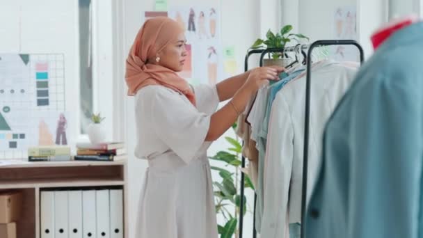 Divat Kiskereskedelmi Muszlim Ruházat Raktárban Ellenőrzi Készlet Design Termék Minőségét — Stock videók
