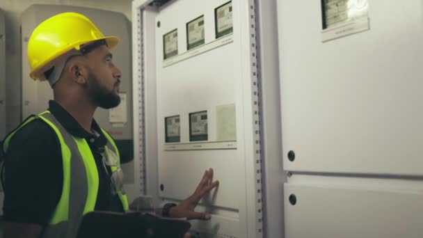 Hombre Ingeniería Técnico Sala Control Mantenimiento Máquinas Inspección Industrial Con — Vídeos de Stock