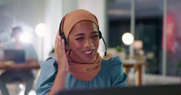 イスラム教徒の女性 夜とコールセンターは 技術サポート 笑顔と助言と相談のためのデスクを呼び出します ハッピーイスラムコンサルタント 顧客サービスとリスニング 質問やソリューションのためのVoip — ストック動画