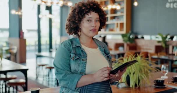 Feliz Tablet Startup Com Mulher Negra Café Para Gerenciamento Inventário — Vídeo de Stock