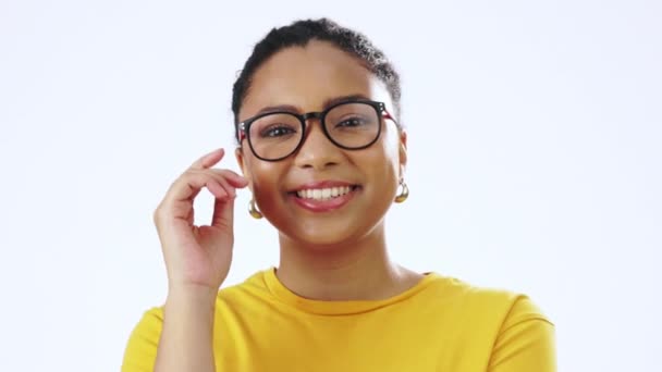 光学健康 ビジョンと医療とスタジオでメガネを持つ幸せ 顔と女性 白を背景に自信を持って立つ眼鏡の女性モデルの幸福 肖像画 — ストック動画