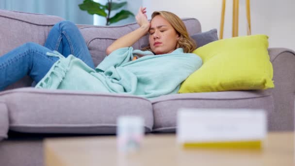 Mulher Sofá Doente Gripe Com Remédio Descansando Quebrar Sala Estar — Vídeo de Stock