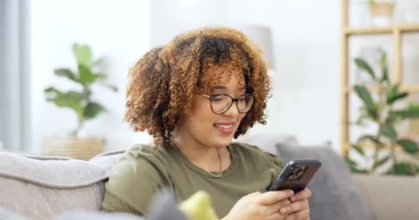 Tvář Černá Žena Gauči Smartphone Úsměvem Spojení Komunikace Obývacím Pokoji — Stock video