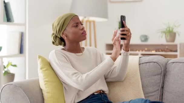 手机信号问题 黑人妇女和无线网络连接问题在家庭客厅沙发上 在充满科技 404和手机故障的房子里 困惑和烦恼的女性躺在沙发上 — 图库视频影像
